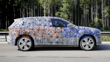 Nuova BMW X1: sotto le pellicole mimetiche dettagli aerodinamici come la maniglie a scomparsa