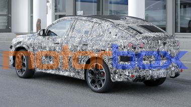 Nuova BMW X2 2024: visuale di 3/4 posteriore