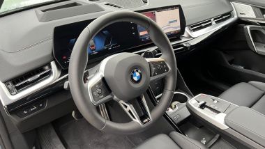 Nuova BMW X2: la plancia con il doppio display per strumenti (10,25'') e infotainment (10,7'')