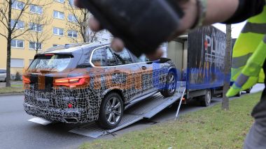 Nuova BMW X5 2021: gli autotrasportatori non gradivano che il prototipo venisse fotografato