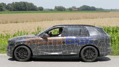 Nuova BMW X5: di profilo si nota il passo allungato rispetto al modello attuale