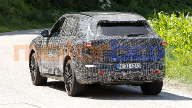 Nuova BMW X5: uno dei prototipi intercettati durante i collaudi su strada