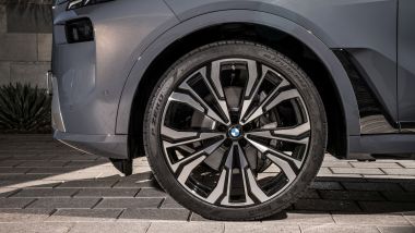 Nuova BMW X7 2022: la versione xDrive 40i, i cerchi in lega