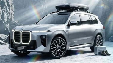 Nuova BMW X7: fari anteriori a LED pi&ugrave; sottili, doppio rene pi&ugrave; ampio e maniglie porte integrate