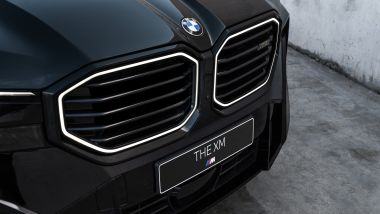 Nuova BMW XM: la cornice del doppio rene si illumina al buio