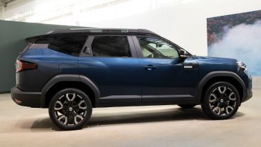 Nuova Dacia Bigster, la linea è a metà strada tra un SUV e una station wagon rialzata