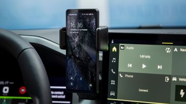 Nuova Dacia Bigster, staffa porta-smartphone del sistema YouClip