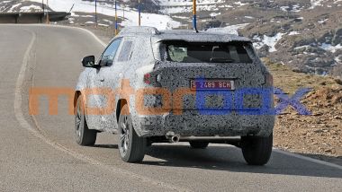 Nuova Dacia Duster: dietro coda più moderna con fari e paraurti diversi