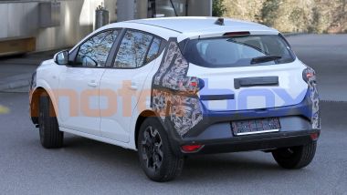 Nuova Dacia Sandero: leggere modifiche di design anche in coda