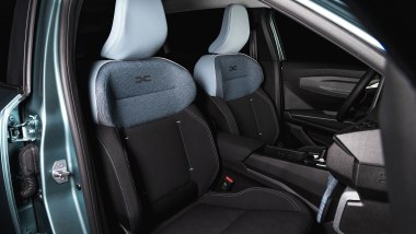 Nuova Dacia Striker: i sedili anteriori sono comodi e sostengono bene il corpo