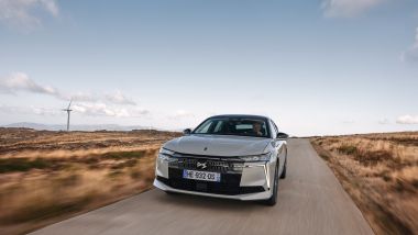 Nuova DS N° 4: la mild-hybrid predilige la fluidità di marcia, la BEV è più vivace
