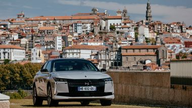 Nuova DS N° 4: la versione elettrica E-Tens con alle spalle la città di Porto in Portogallo