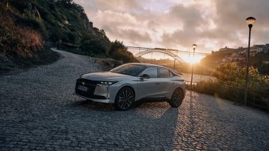 Nuova DS N° 4: l'elettrica si rivela molto silenziosa e morbida sulle sconnessioni della strada