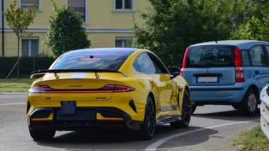 Nuova elettrica Ferrari: la Xiaomi SU7 Ultra esce dai cancelli della fabbrica di Maranello