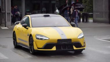 Nuova elettrica Ferrari: prestazioni record per la BEV cinese con tre motori e circa 1.550 CV