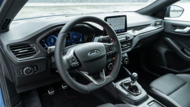 Nuova Ford Focus EcoBoost Hybrid: l'abitacolo d'impronta sportiva con cruscotto digitale