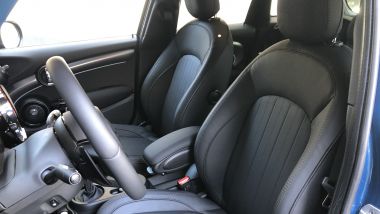 Nuova gamma Mini 2021: i sedili sportivi in pelle della Cooper S 5 porte