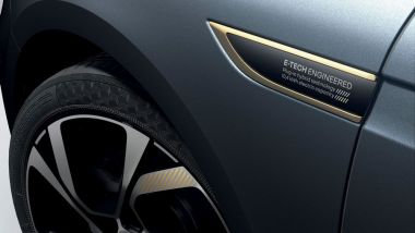 Nuova gamma Renault e-tech engineered: il logo sul parafango anteriore