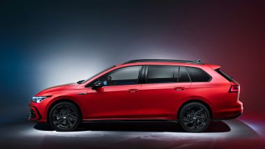 Nuova Golf 8 Variant R-Line: visuale laterale