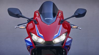 Nuova Honda CBR500R 2024, il nuovo frontare con faro sdoppiato a LED