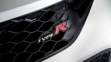 Nuova Honda Civic Type R: il logo Type R sulla calandra