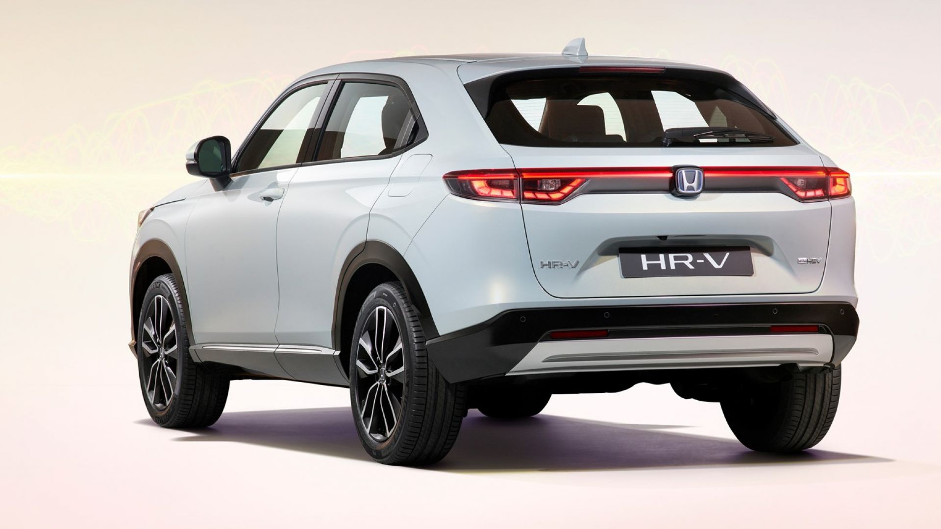Nuova Honda HR-V Hybrid 2021: come cambia fuori e dentro. Video