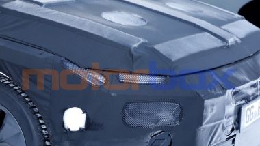 Nuova Hyundai Elantra: dettaglio sui fari a LED ancora mimetizzati dalle coperture nere