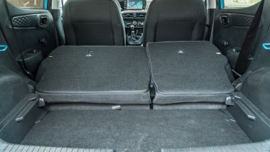 Nuova Hyundai i10: il bagagliaio con divanetto reclinato