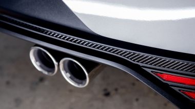 Nuova Hyundai i20 N Line Carbon: i due tubi di scarico cromati del motore 1.0 turbo da 100 CV