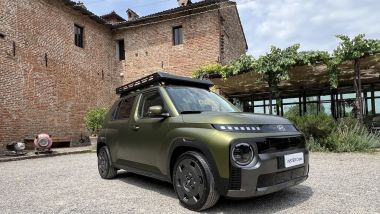 Nuova Hyundai Inster: la versione con la vasca portapacchi opzionale sul tetto