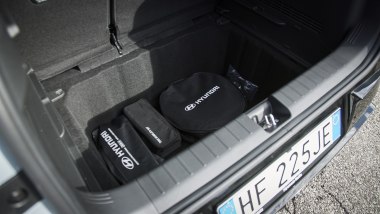 Nuova Hyundai Ioniq 3: il bagagliaio da 441 litri compresi i 119 litri del pozzetto Megabox