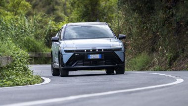 Nuova Hyundai Ioniq 3: piacere di guida e comfort con un'autonomia fino a 497 km