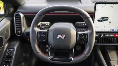 Nuova Hyundai Ioniq 3: restano i comandi analogici sul volante e sotto il display centrale