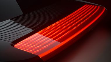 Nuova Hyundai Ioniq 6: la lunga barra luminosa posteriore a LED