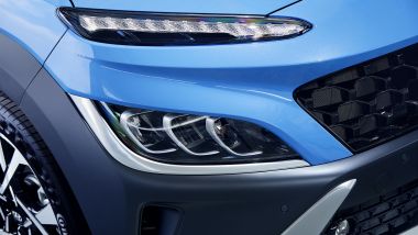 Nuova Hyundai Kona 2021: un dettaglio dell'avantreno, sotto al cofano motori benzina, diesel e ibridi