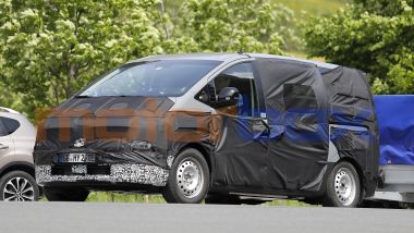 Nuova Hyundai Staria: davanti cambiano la calandra, il paraurti e i fari