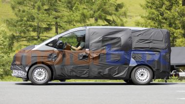 Nuova Hyundai Staria: niente info sui motori, in Italia c'è il quattro cilindri 1.6 full hybrid da 160 CV
