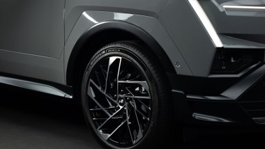Nuova Hyundai Tucson N Line: dettagli grintosi come cerchi in lega neri e spoiler anteriore