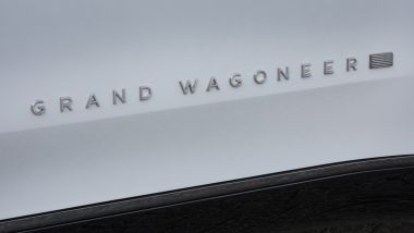 Nuova Jeep Grand Wagoneer, la scritta in alluminio