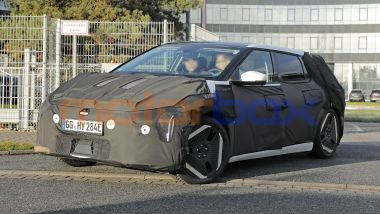Nuova Kia EV4: la berlina EV potrebbe arrivare nel 2026 con sistema di bordo a 400 V