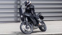 KTM 990 Adventure 2025, foto spia: motore, ciclistica, novità