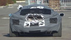 Nuova Lamborghini V12 Hybrid (2022), video spia. Quali batterie?