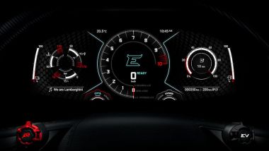 Nuova Lamborghini V12 PHEV: il cruscotto digitale mostra il profilo di guida elettrico