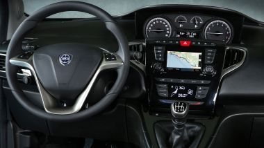 NUova Lancia Ypsilon Hybrid: la plancia sente un po' il peso degli anni