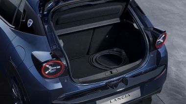 Nuova Lancia Ypsilon: il bagagliaio con i cavi per ricaricare la batteria da 51 kWh