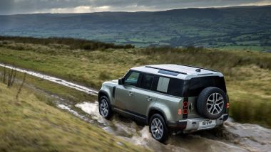 Nuova Land Rover Defender: ora anche PHEV in UK