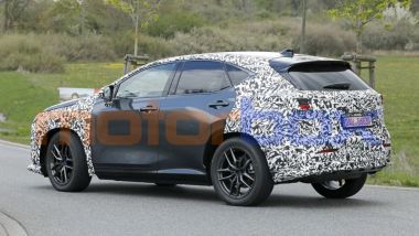 Nuova Lexus NX: il SUV ibrido con il restyling di met&agrave; carriera avvistato durante i collaudi