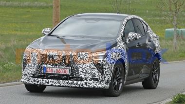 Nuova Lexus NX: ritocchi al frontale, interni aggiornati, connettivit&agrave; evoluta e motori elettrificati
