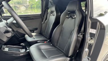 Nuova Ligier JS50 Revo D+: i sedili dal profilo sportivo ma confortevoli