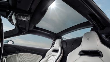 Nuova Maserati MC20 Cielo: il tetto apribile in vetro può diventare opaco